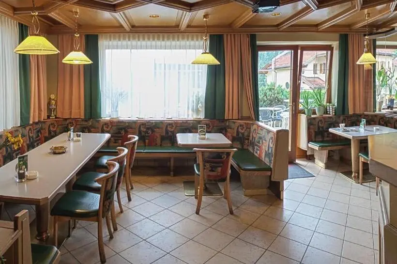 Standard Yhden Hengen Huone, Café Landerl