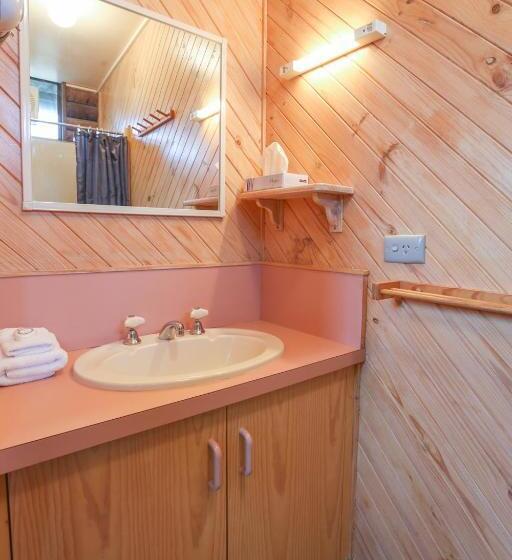 小室, Lazy Acre Log Cabins