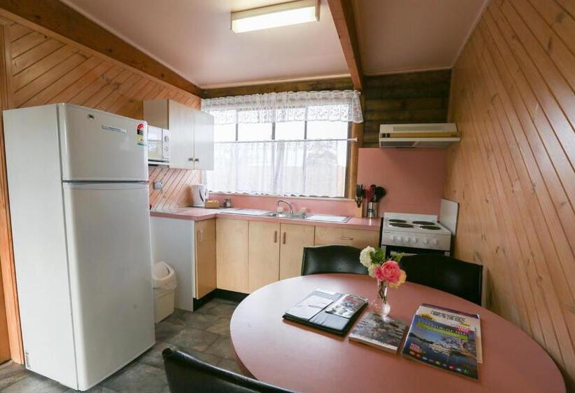 小室, Lazy Acre Log Cabins