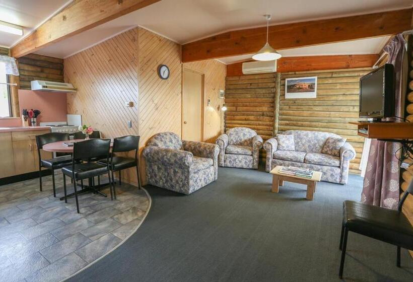 小室, Lazy Acre Log Cabins