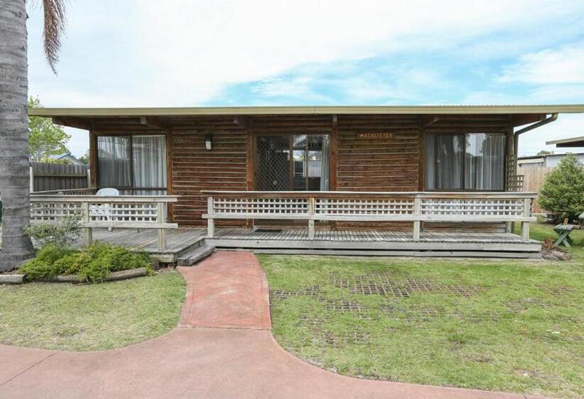 小室, Lazy Acre Log Cabins