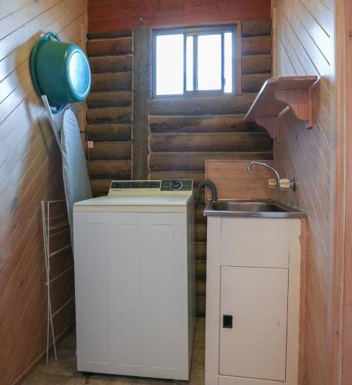 小室, Lazy Acre Log Cabins