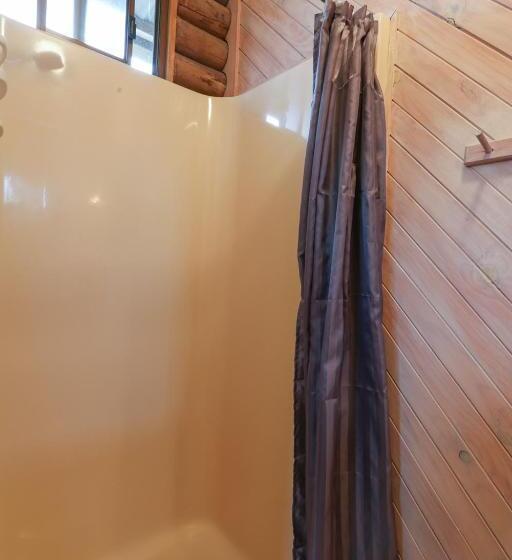 小室, Lazy Acre Log Cabins