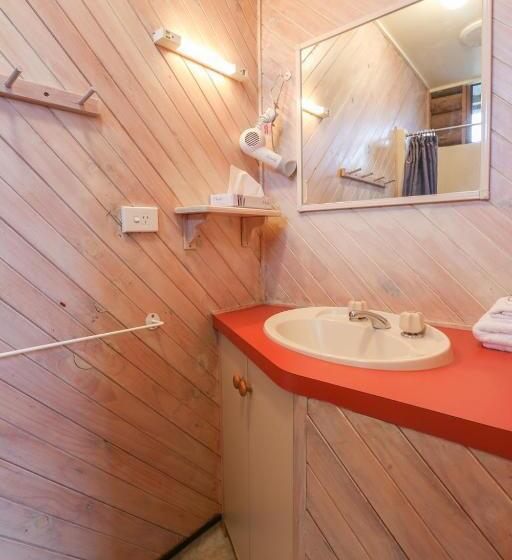 小室, Lazy Acre Log Cabins