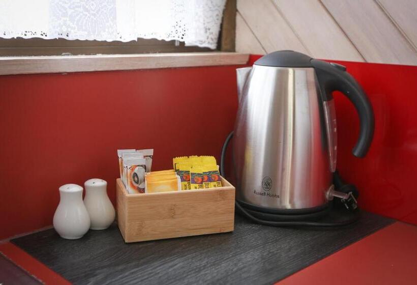 小室, Lazy Acre Log Cabins