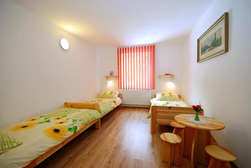 标准三人间, Privat Monika