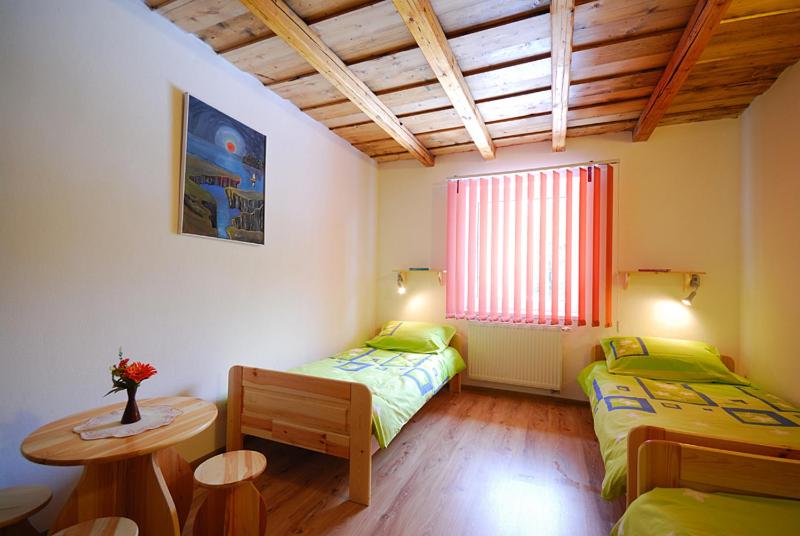 标准三人间, Privat Monika