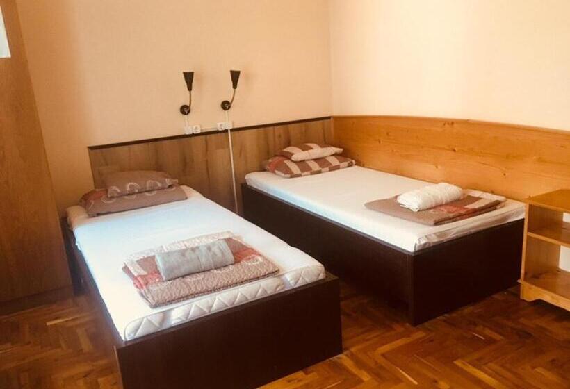 スタンダードトリプルルーム, Rózsakert Panzió