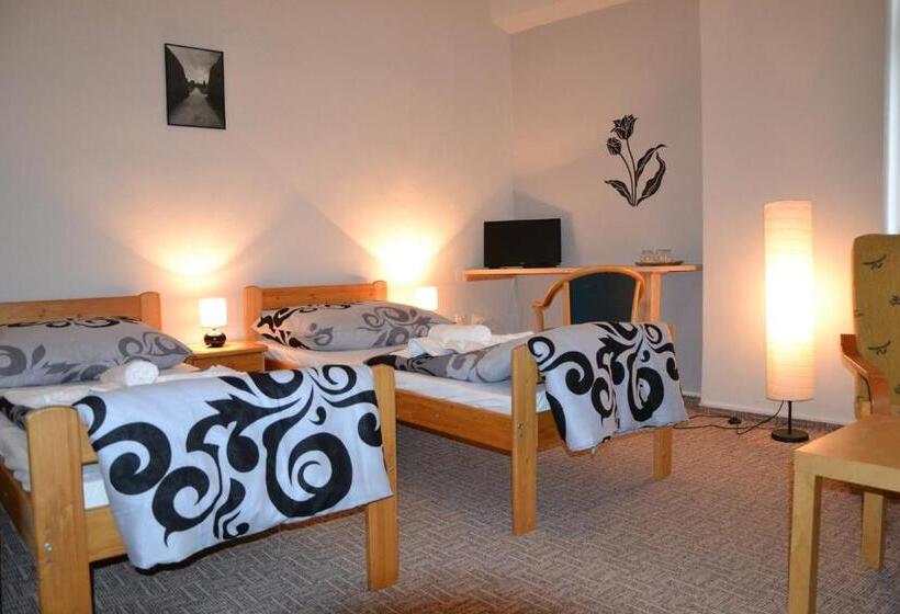 3-Bett-Standardzimmer, Excalibur Penzion A Restaurace