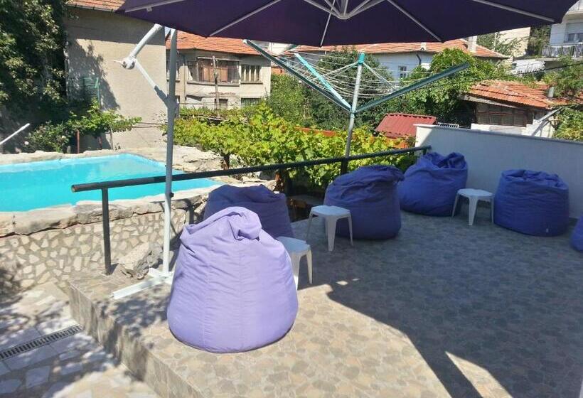 إستديو قياسى مطل على حمام السباحة, Guest House Bedrock