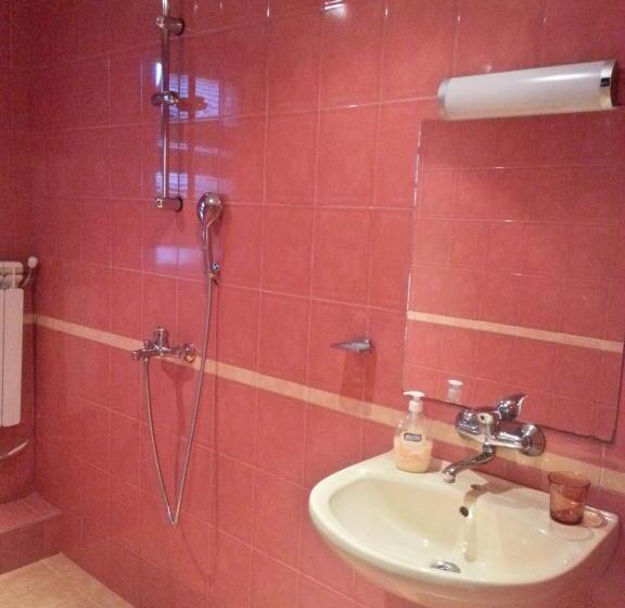 إستديو قياسى مطل على حمام السباحة, Guest House Bedrock