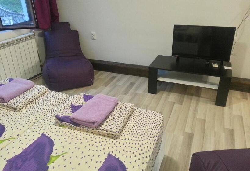 Студио Стандарт Вид на Бассейн, Guest House Bedrock
