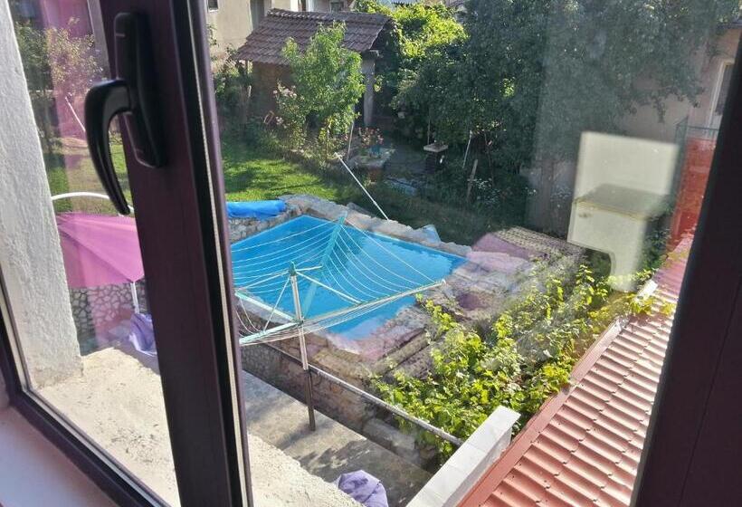 غرفة قياسية ثلاثية مطلة علي حمام السباحة, Guest House Bedrock