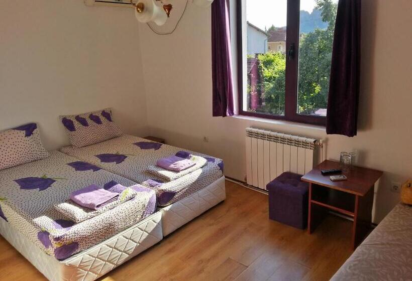 غرفة قياسية ثلاثية مطلة علي حمام السباحة, Guest House Bedrock