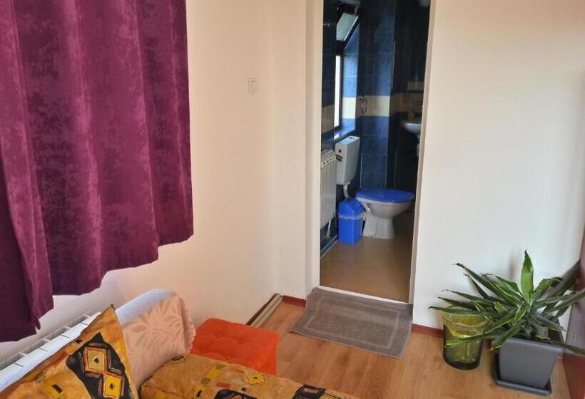 غرفة قياسية ثلاثية مطلة علي حمام السباحة, Guest House Bedrock