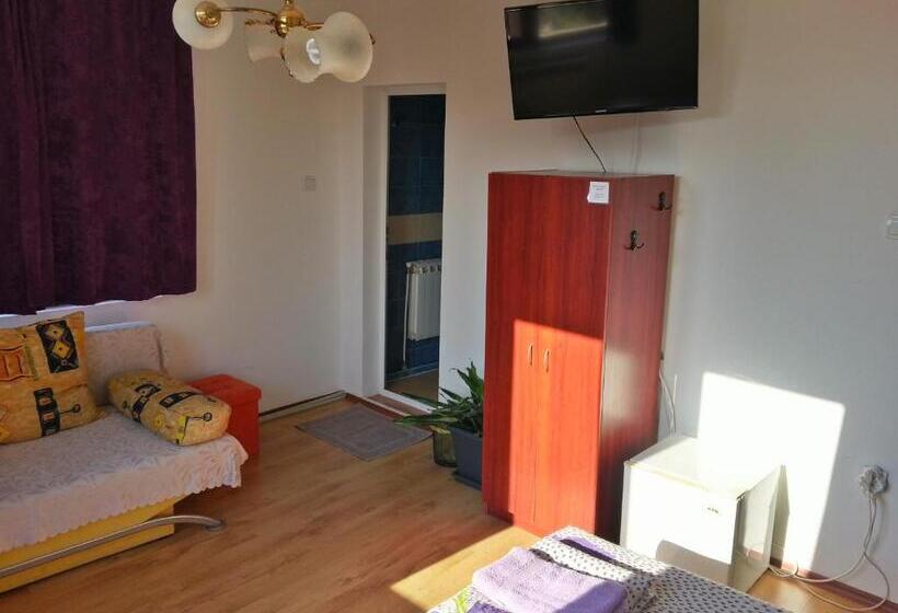 غرفة قياسية ثلاثية مطلة علي حمام السباحة, Guest House Bedrock