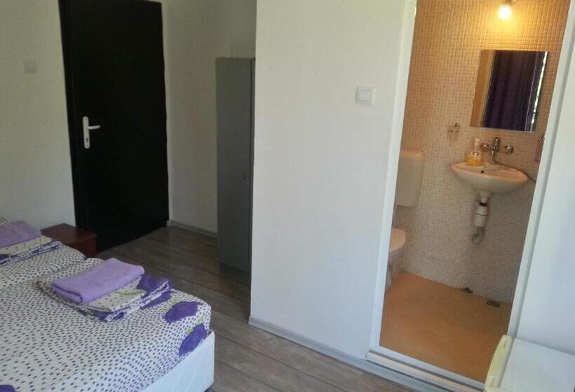 غرفة قياسية مزوَّدة بشُرفة, Guest House Bedrock