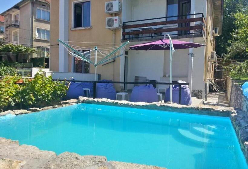 Номер Стандарт с Балконом, Guest House Bedrock