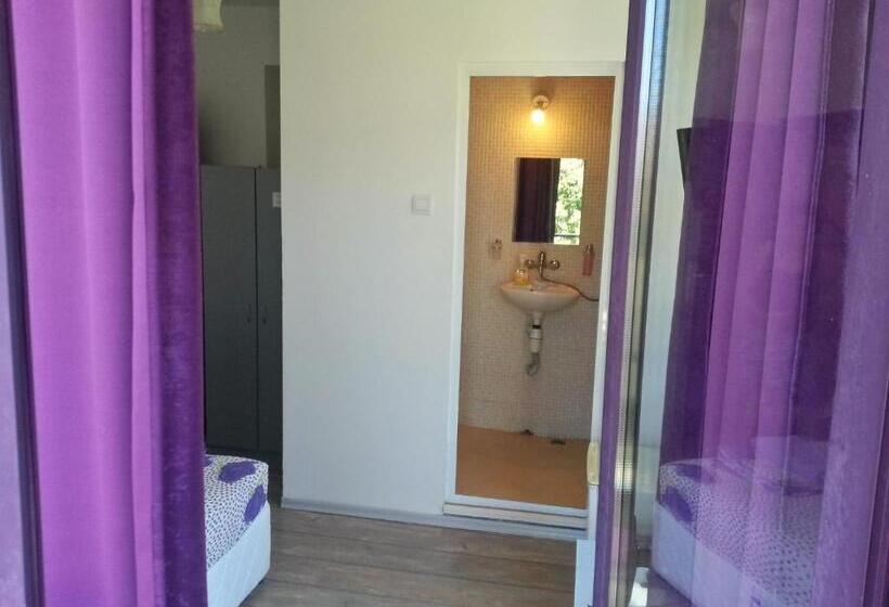 غرفة قياسية مزوَّدة بشُرفة, Guest House Bedrock