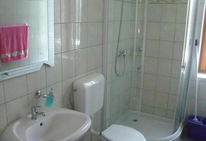 标准间, Sasi Panzió 2