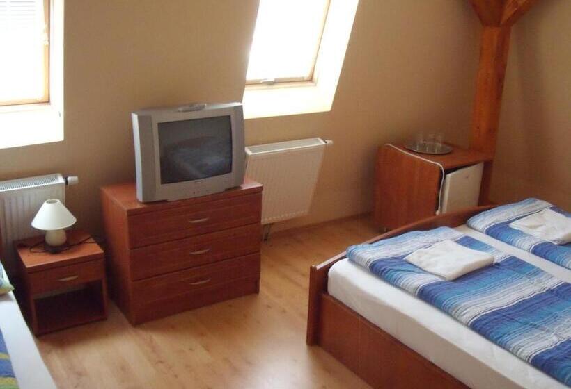 标准三人间, Sasi Panzió 2