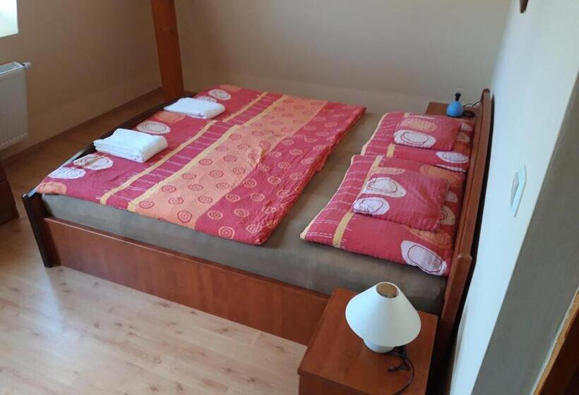 اتاق استاندارد سه نفره, Sasi Panzió 2