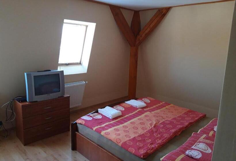 标准三人间, Sasi Panzió 2