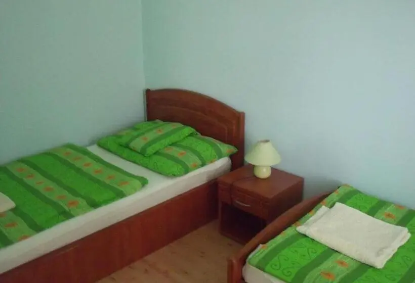 اتاق استاندارد چهار تخته, Sasi Panzió 2