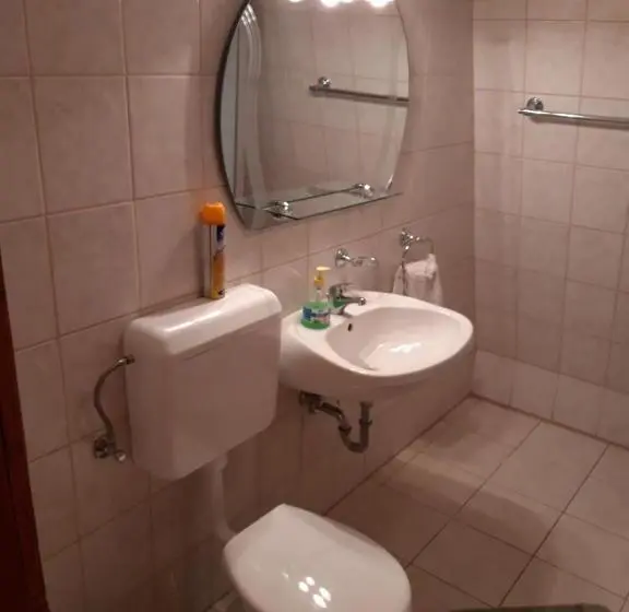 سوییت, Sasi Panzió 2