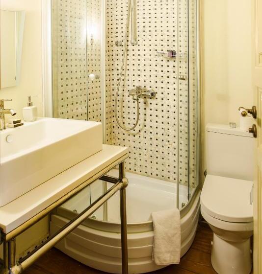 חדר סטנדרט לשלושה, Macaron Konagi