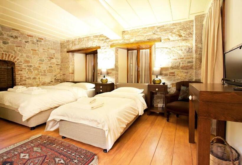 חדר סטנדרט לשלושה, Macaron Konagi