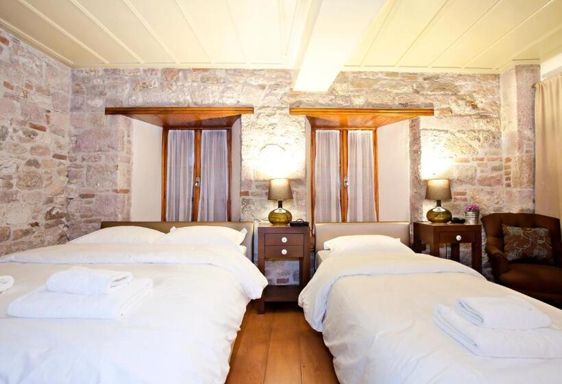 חדר סטנדרט לשלושה, Macaron Konagi