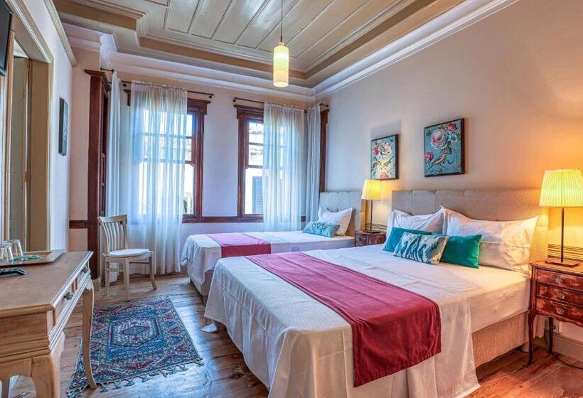 חדר סטנדרט לשלושה, Macaron Konagi