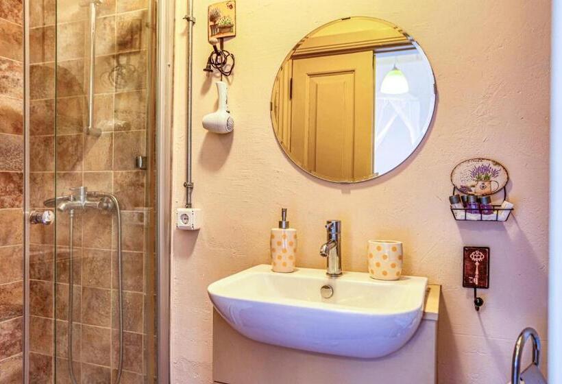 סוויטה משפחתית, Macaron Konagi