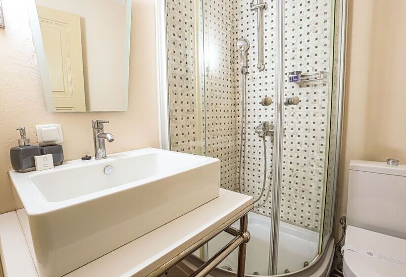 חדר סטנדרט לשלושה, Macaron Konagi