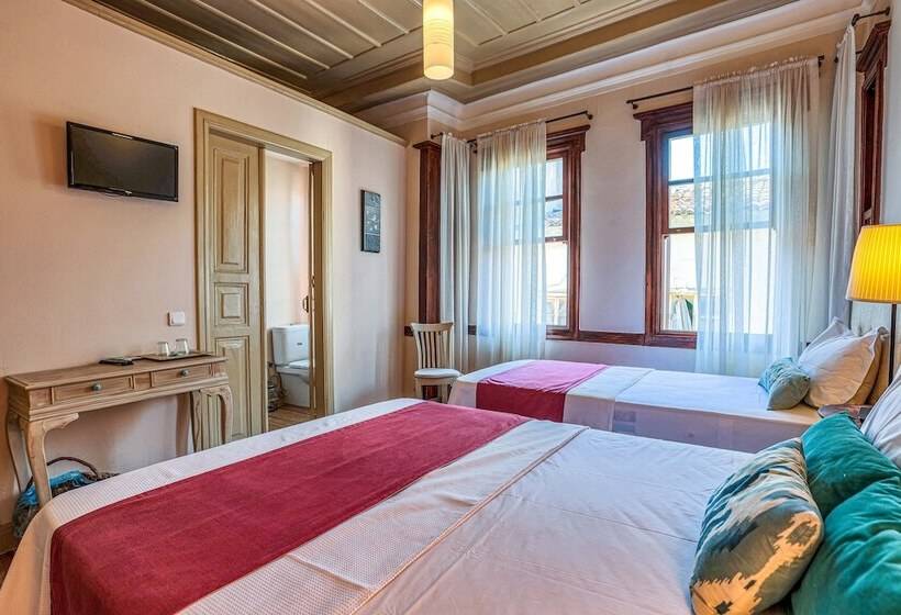 חדר סטנדרט לשלושה, Macaron Konagi