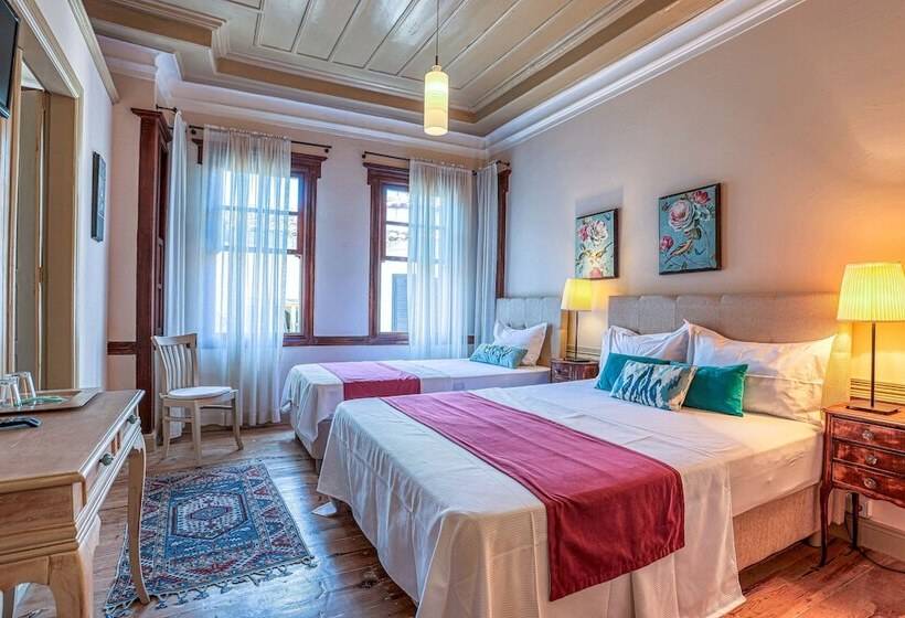 חדר סטנדרט לשלושה, Macaron Konagi