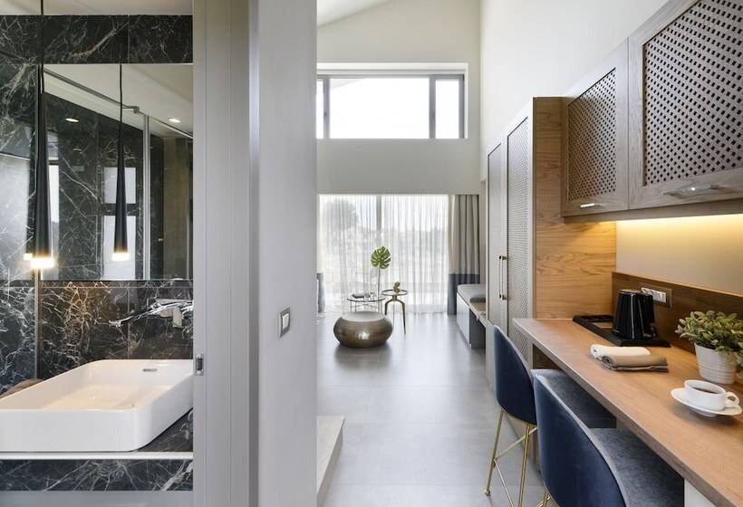 Номер Premium Вид на Бассейн, Serenity Suites