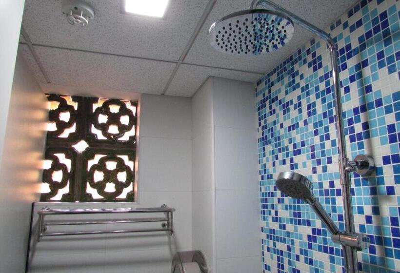 تختخواب در اتاق مشترک, The Bohemian