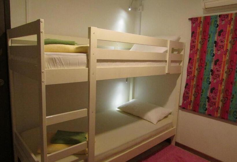 تختخواب در اتاق مشترک, The Bohemian