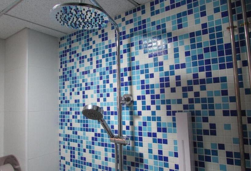 اتاق استاندارد یک نفره, The Bohemian