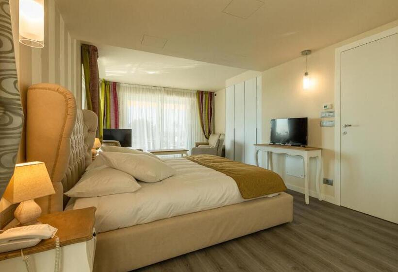 سوییت جونیور با چشم‌انداز دریا, La Dolce Vita