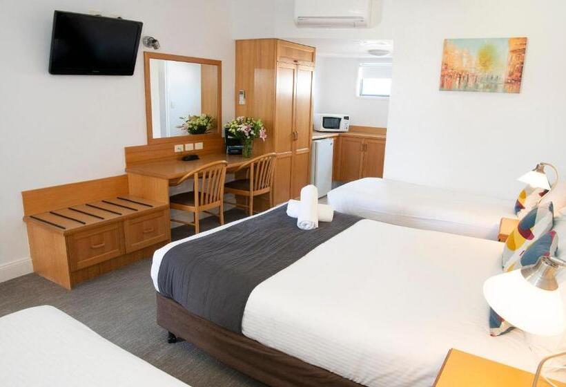 اتاق خانوادگی, Rockpool Motor Inn