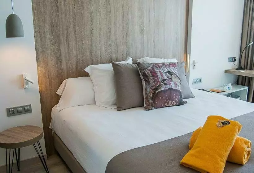اتاق اساندارد با چشم‌انداز جانبی به دریا, Bq Aguamarina Boutique