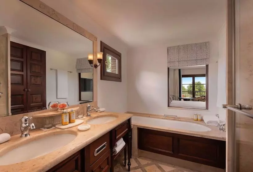 اتاق استاندارد با تخت دوبل و چشم‌انداز, Castillo Hotel Son Vida, A Luxury Collection Hotel, Mallorca   Adults Only