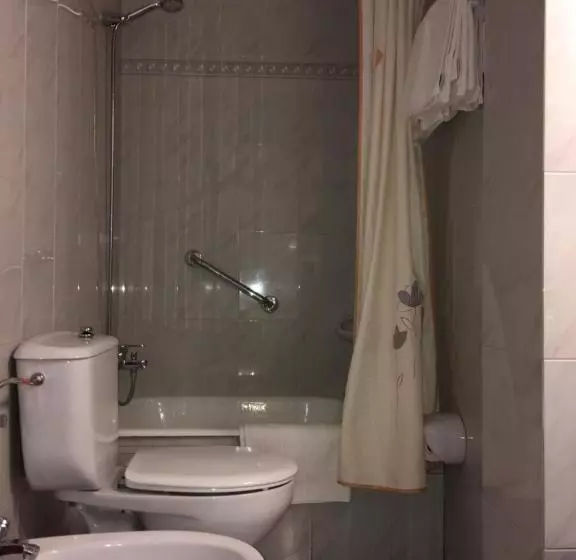 Standard Kolmen Hengen Huone, Derli Sella