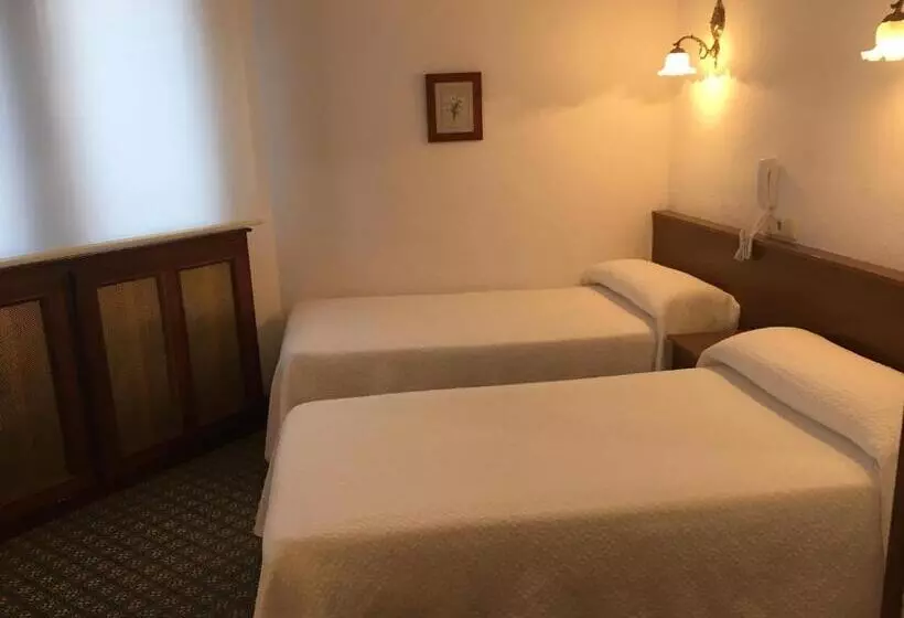 Standard Kolmen Hengen Huone, Derli Sella