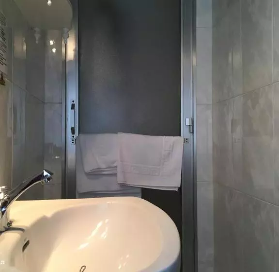 Standard Yhden Hengen Huone, Derli Sella