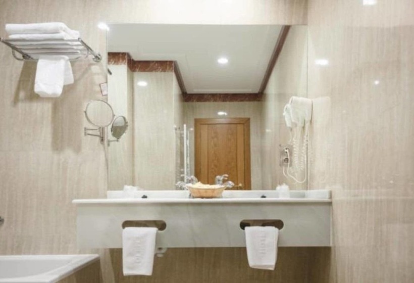 اتاق استاندارد سه نفره, Restaurante Emilio