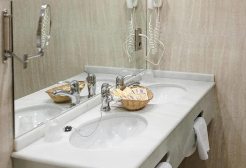 اتاق استاندارد سه نفره, Restaurante Emilio